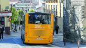 hacia la alcantarilla. Un autobús de la Línea 11 circula por la calle Manuel Jontoya. 