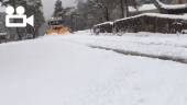 Máquinas retiran la nieve en la zona del río Madera. 