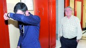 26 de mayo. El abuelo de la niña camina detrás de su hijo, que se oculta el rostro al entrar en la sala de vistas de la Audiencia.