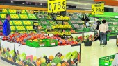 FRUTA Y VERDURA. Aspecto de un supermercado Mercadona con diversos clientes en su interior.