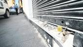 DAÑOS. Detalle de la cerradura de la puerta y fachada del comercio afectado por el robo.