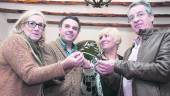 ARTESANÍA. Paqui Crespo, Pablo Tito, Mercedes Latorre y Juanma Ferrándiz en la presentación de la corona.