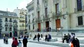 SITUACIÓN. Ciudadanos pasean y disfrutan de la jornada, a los pies del Ayuntamiento, en una fotografía de archivo.