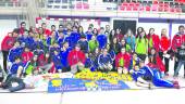 FOTO DE FAMILIA. Los jugadores y el cuadro técnico posan con los trofeos conseguidos en tierras almerienses.