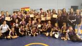 ÉXITO. Los luchadores posan con sus medallas junto a los integrantes del cuadro técnico de la Escuela Municipal de Lucha de Torredelcampo.