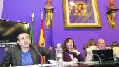 HACIENDA. Manuel Bonilla, junto a Reyes Chamorro y Javier Márquez, durante su intervención en uno de los últimos plenos.