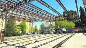 Decrépito. Hierros de la estructura de la antigua gasolinera, un lugar que está abandonado.