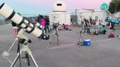 en el exterior. Sesión astronómica celebrada el 27 de julio en la pista contigua al observatorio pedricero.