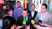 DECLARACIONES. Emilio de Llera y Víctor Torres, en su visita al Parque de Bomberos de Martos.