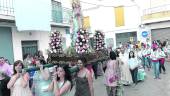 PROCESIÓN. La imagen de la Virgen del Amor Hermoso recorre las calles de Villargordo acompañada de la devoción de los fieles. 