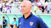 entrenador. Miguel Rivera observa el terreno de juego durante el derbi del pasado fin de semana entre el Linares y el Real Jaén.