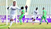 GOLEADOR. El delantero Migue Montes celebra el gol del empate conseguido en el partido jugado ante el Atarfe