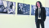 EXPOSICIÓN. El fotógrafo Sitoh Ortega posa con algunas de sus imágenes a gran escala del Premio “Jaén” Piano.