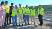 VISITA. Lola Marín, José Manuel Higueras, Felipe López y técnicos, en la A-316, a su paso por Baeza. 