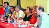 CONTRA EL ALCALDE. Los concejales Rafael Sampedro, Paqui Díez, Luis Moya, Pilar Parra, Macarena García y Joaquín Gómez Mena, en rueda de prensa.