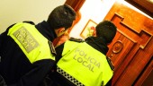 VIGILANCIA. Dos agentes de la Policía Local hablan con una mujer que había formulado una queja por ruidos molestos procedentes de un piso colindante.