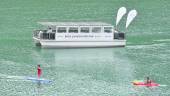 ATRACTIVOS. El barco solar surca las aguas del pantano de El Tranco de Beas desde el 14 de julio del año pasado, en una fotografía de archivo.