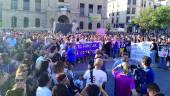 UNIÓN. Más de 3.000 personas se concentran en las inmediaciones de la Plaza del Ayuntamiento para apoyar a Fani, linarense víctima de violencia de género.