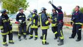 Profesionales del Cuerpo de Bomberos de la capital, durante un ejercicio, en una fotografía de archivo.