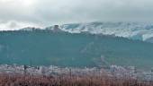 PAISAJE. Imagen del Castillo de Santa Catalina con los montes jiennenses a su alrededor con una capa de nieve.