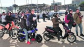 PISTA DE PRUEBAS. Alumnos y profesores esperan con ciclomotores y motocicletas para hacer el examen en el centro de la DGT de la Carretera de Madrid.