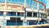 LA ZONA. Edificio de ocio situado en la Avenida de las Acacias, donde se produjo el atropello de este joven jiennense.