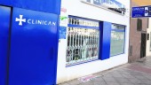 EJEMPLO. La clínica veterinaria Clinican, del barrio del Bulevar, luce su pegatina de la campaña “Mi fachada no es un pipicán” en la entrada.