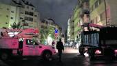 OSCURIDAD. La Plaza de Belén, iluminada por los focos de los vehículos destinados a solventar el problema del transformador de al zona.