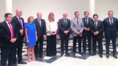 CONVENIO. La presidenta de la Junta de Andalucía, Susana Díaz, junto con todos los asistentes a la firma del PFEA.