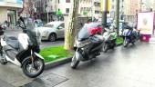  ENTRE PEATONES. Motocicletas estacionadas sobre la acera del Paseo de la Estación, en el centro.