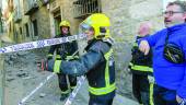 PRECINTADO. Bomberos trabajan en la calle Elvín, cerrada al paso para los vecinos de la zona, por el riesgo de derrumbe, en una imagen del miércoles. 