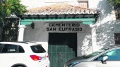 CLAUSURADO. Imagen tomada ayer de la puerta del Cementerio de San Eufrasio, donde se observa que está cerrada. 