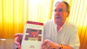 PUBLICACIÓN. El autor del libro, Luis de la Rosa, muestra un ejemplar.