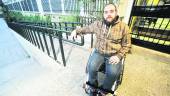 ACCESIBILIDAD. El estudiante de la Escuela de Idiomas Xauen Carlos Linares, en el centro donde recibe las clases, en el IES Jabalcuz.