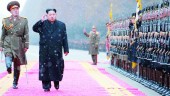 LÍDER COREANO. El dirigente Kim Jong Un pasa revista a un grupo de soldados de ejército norcoreano. 