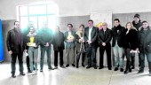 COMERCIO. González, Casas, Madueño, Moreno y Mejías, junto a los ganadores de la campaña de Alciser “El Empujón”. 