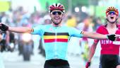 sorpresa. El ciclista belga Van Avermaet festeja su triunfo en línea de meta con el danés Fuglsang en segundo término. 