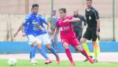 Partido. Jugadores del Melilla y del Linares Deportivo se disputan un balón. 