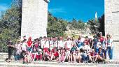 ACTIVIDAD. Grupo de escolares junto al arco de la plaza en Basílica del Real Santuario de la Virgen de la Cabeza al culmen de la caminata.