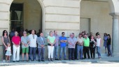 CONSTERNACIÓN. Miembros de la Corporación Municipal, trabajadores del Ayuntamiento y vecinos en el acto de repulsa por el atentado de Niza. 