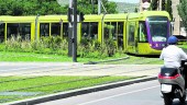 EN COCHERAS. El tranvía de Jaén circula, en su periodo de pruebas, por la Avenida Eduardo García Triviño, en una imagen de archivo tomada en 2011. 