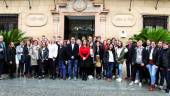 HOSPITALIDAD. Los estudiantes europeos, con docentes y los responsables políticos, entre ellos la delegada, el alcalde y la concejal.