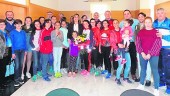 CAMPEONA. Encarna Gutiérrez, Víctor Torres y Amador Lara junto a familiares de la atleta y miembros del Club Correcaminos.