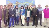 MOMENTO ESPERADO. La alcaldesa del municipio carolinense, Yolanda Reche, con vecinos de Navas de Tolosa delante del nuevo mural.