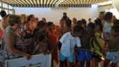AL AGUA. La piscina municipal de Marmolejo celebra una jornada de puertas abiertas como muestra bienvenida para los niños saharauis y las familias del programa “Vacaciones en paz”.
