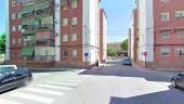 CALLE ESCOLAR. Vista de la vía donde se encuentra el edificio siniestrado, situado en plena barriada de Santa Ana.