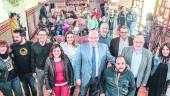 CAMPAÑA. Reyes Chamorro, Yolanda Pedrosa, Javier Márquez y Juan Carlos Ruiz, con el presidente de la asociación, Carlos Linares, junto a algunos de los participantes en la campaña de concienciación puesta en marcha por Aspaym.