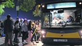 servicios. Usuarios se disponen a subir a un autobús urbano, en la parada del recinto de la Feria de San Lucas. 