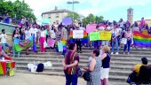 A POR TODAS. Más de 250 personas se congregan en la plaza de Santa María para reivindicar los derechos de lesbianas, gais, transexuales y bisexuales.
