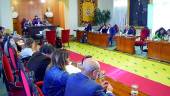 ASAMBLEA. Dirigentes políticos de los diferentes partidos, reunidos en el salón de plenos de Linares en la Estación de Madrid.